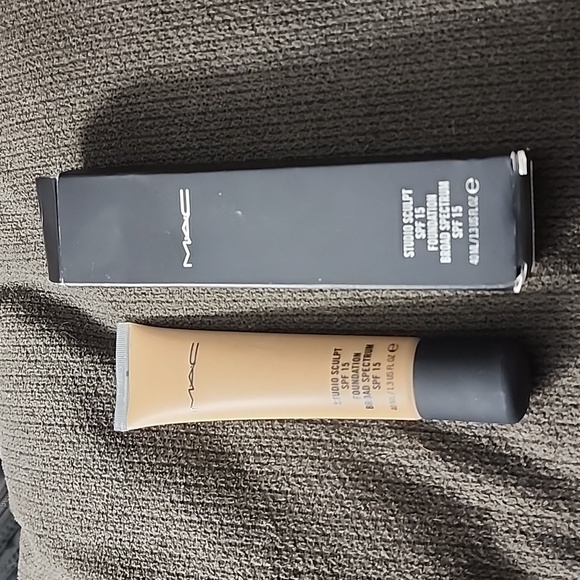 MAC NC30 Studio Sculpt Foundation - Picture 1 of 4